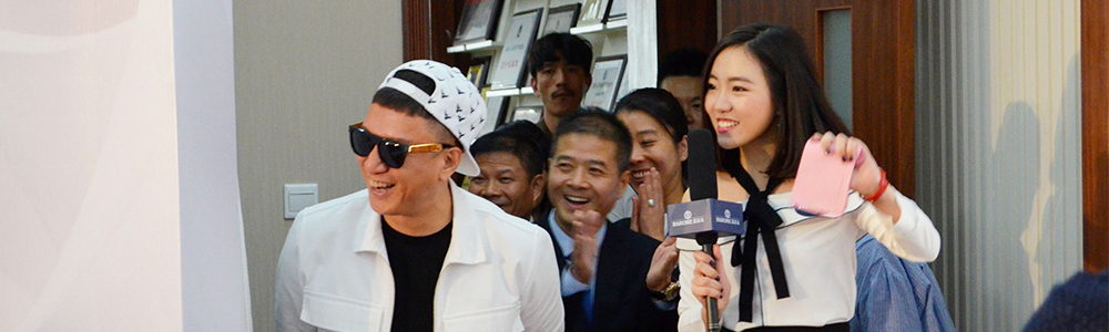 孙红雷莅临雷诺表总部, 为圆梦“下跪”求婚!